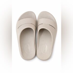 ✨ OOFOS OOmega OOahh Wedge Sandal – Women’s Size 10 – Beige